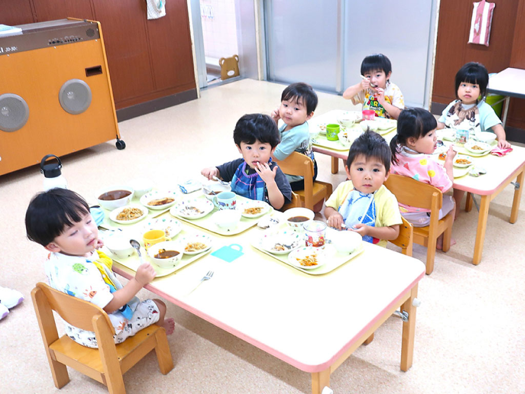 2歳児給食風景