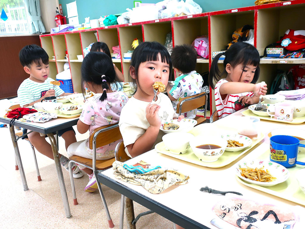 3歳児給食風景